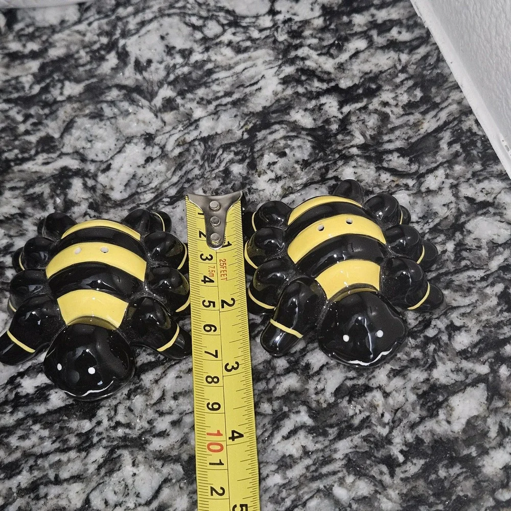 Salt & Pepper Yellow Black Ceramic Tarantulas‎ Spiders Shaker Set